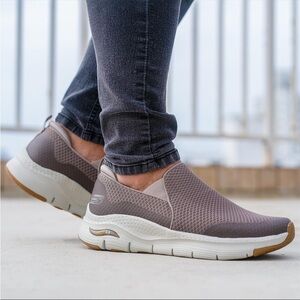 Skechers Arch Fit Banlin Slip On Casual Comfort Walking Shoe Taupe Sz 9 (EU 42)